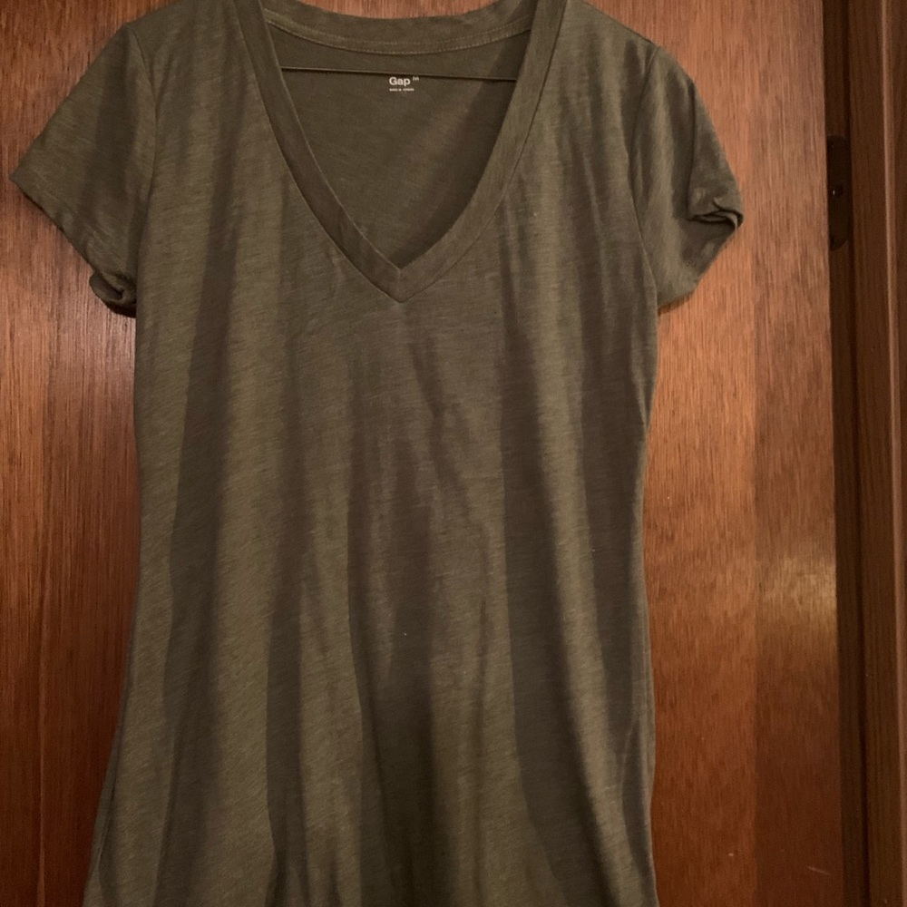 GAP M short sleeve v-neck t-shirt